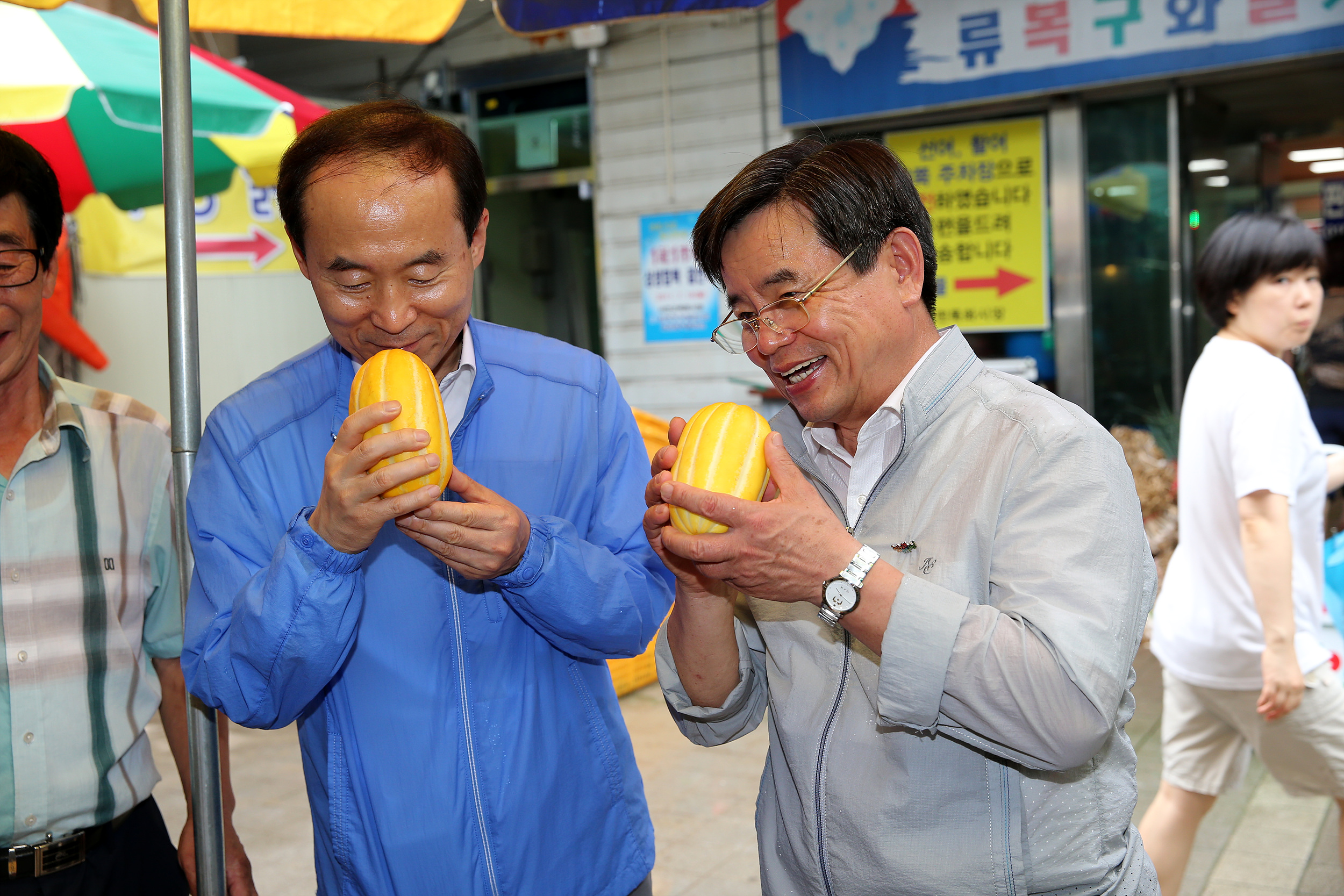 (28일)윤성규 환경부 장관, 서천특화시장 찾아 상인 격려 (3)