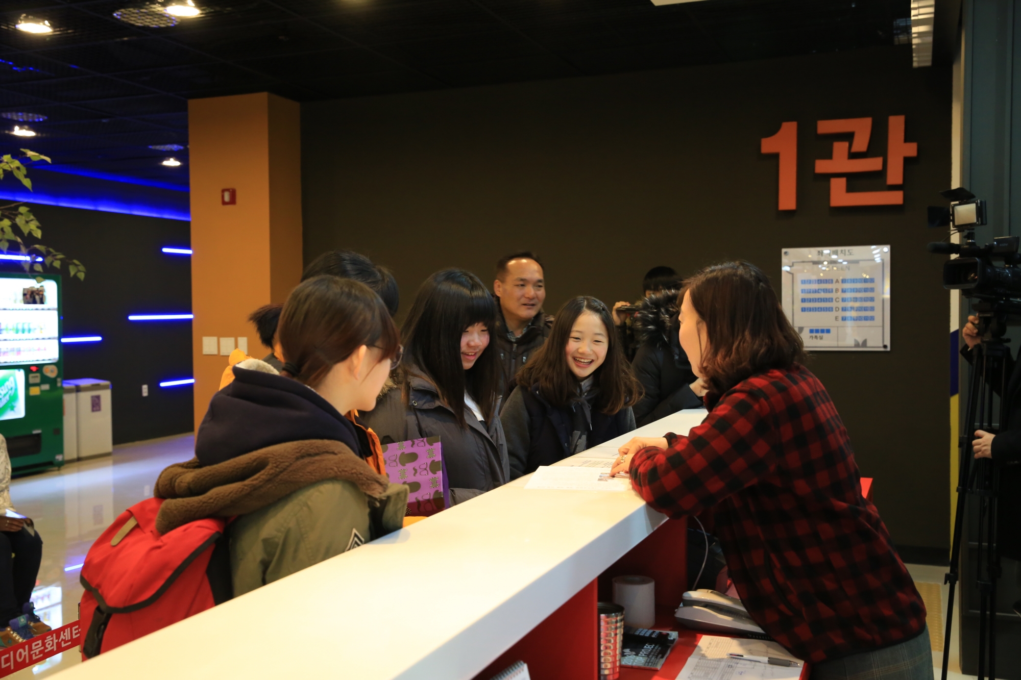 (10일)25년만의 영화개봉, 서천군기벌포 영화관 관람객들로 북적북적! (1).JPG