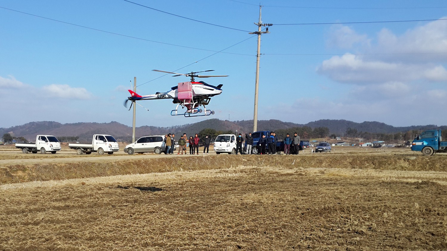 (13일)서천군농업기술센터 축산농가 조사료 봄파종으로 해결 당부(봄파종 무인헬기 시연) (2)