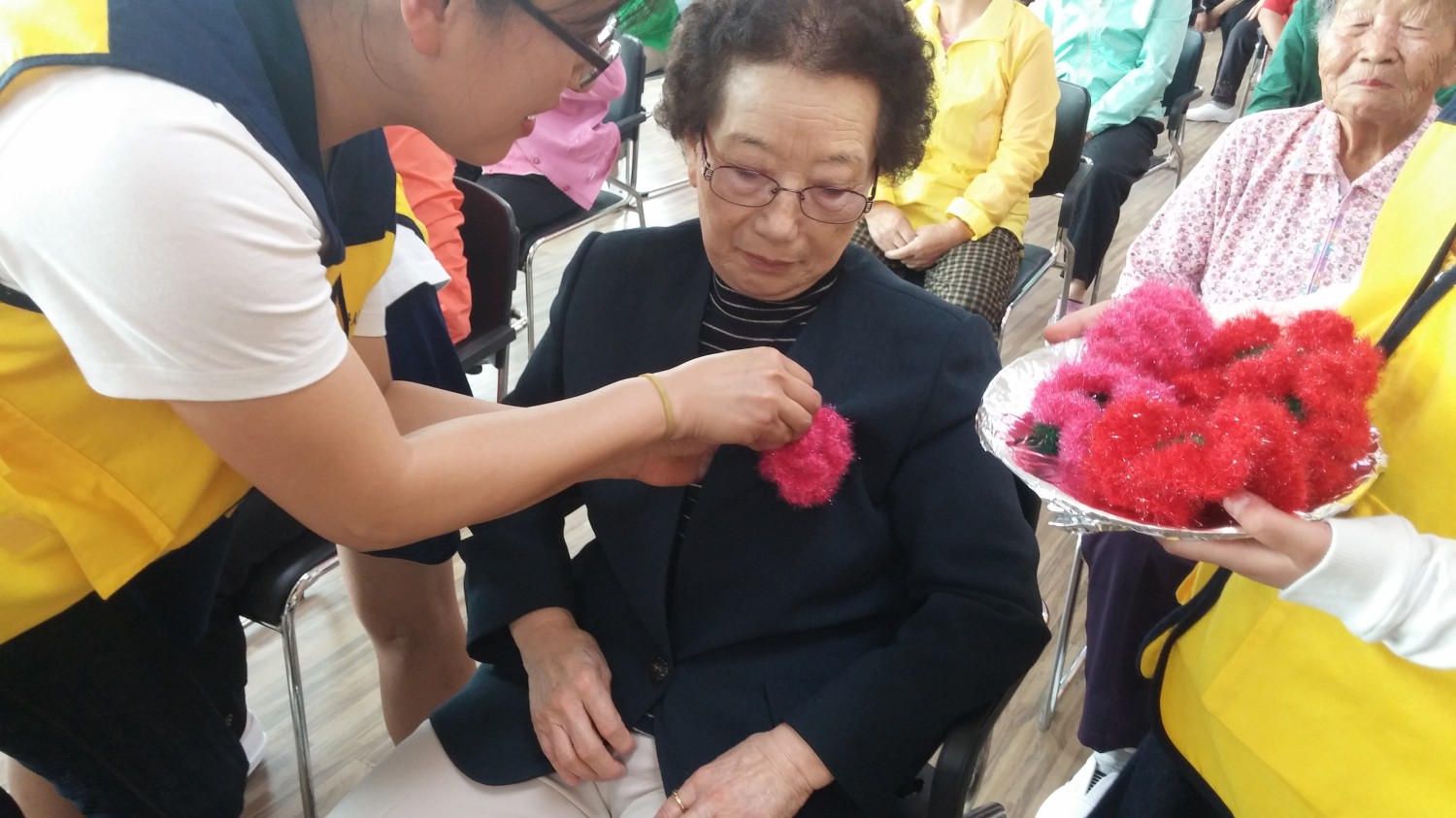 (8일)마산어르신들 가슴에 정성가득 효 카네이션 . (1)
