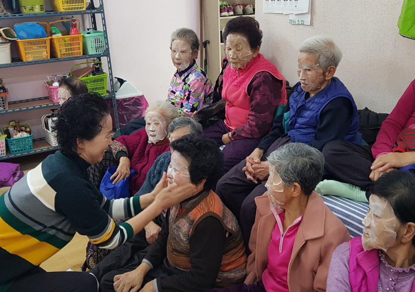 사진(30일) 비인면, 어르신 목욕으로 청순미 발산!