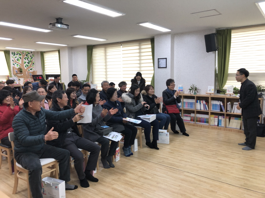 사진(10일) 한산면, 지역복지 벤치마킹 각광(한산면 백운연팀장의 사업 설명을 들은 옥천군 관계자들이 호응하고 있다)