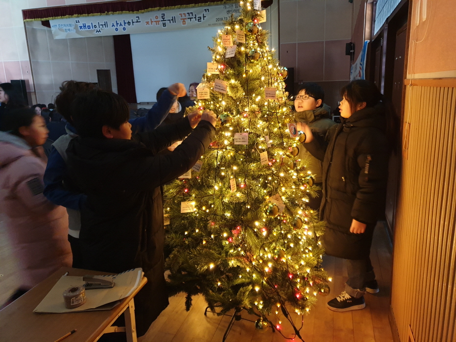 사진(18일) 서면, 재미있게 상상하고 자유롭게 꿈꿔라(꿈카드에 자신의 꿈을 적어 트리에 다는 아이들) (1)