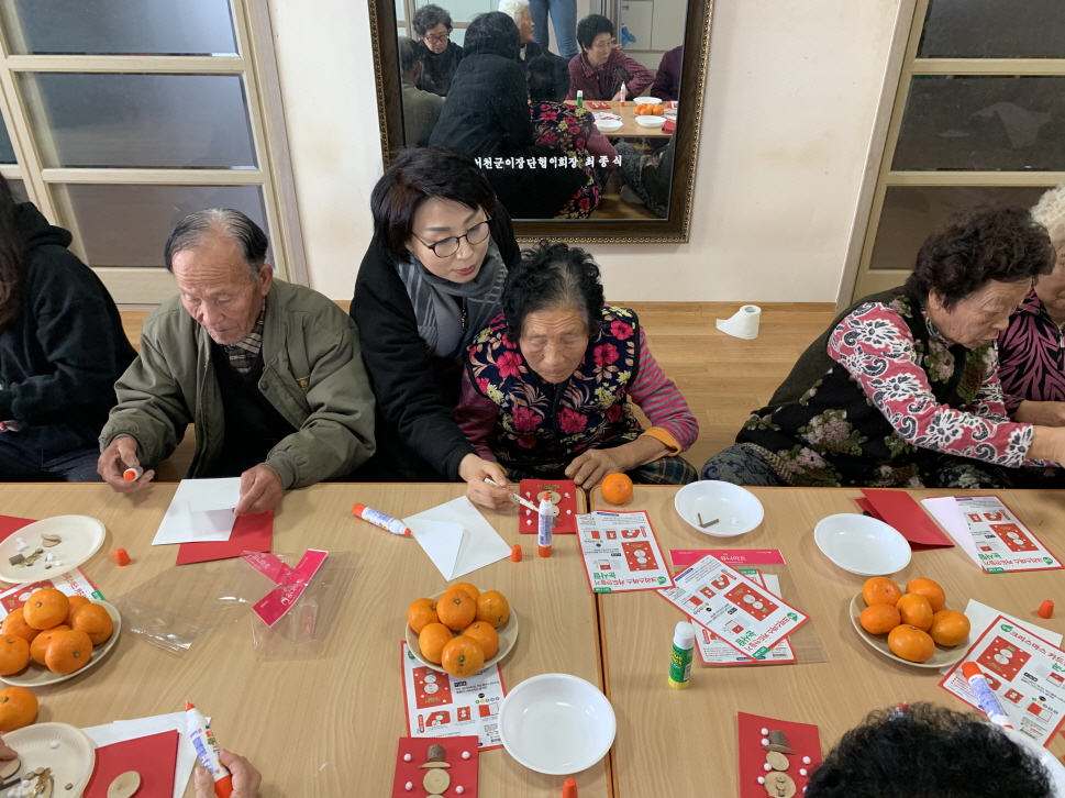 사진(20일) 한산면, 손주에게 보내는 크리스마스카드(구동리 경로당 어르신들이 크리스마스카드를 만들고 있다)