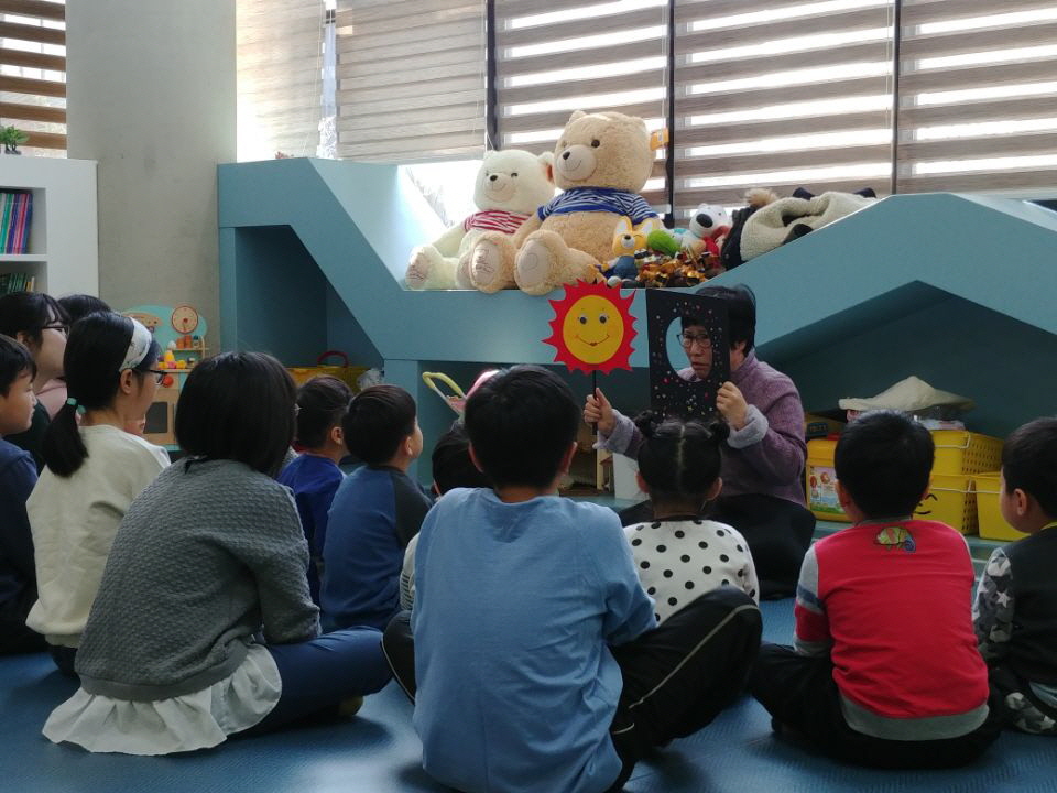 사진(3일) 서천군 송아리돌봄센터, 지난해 이용자 1천6백명 이상 '인기' (구연동화 등 프로그램 진행 모습) (2)
