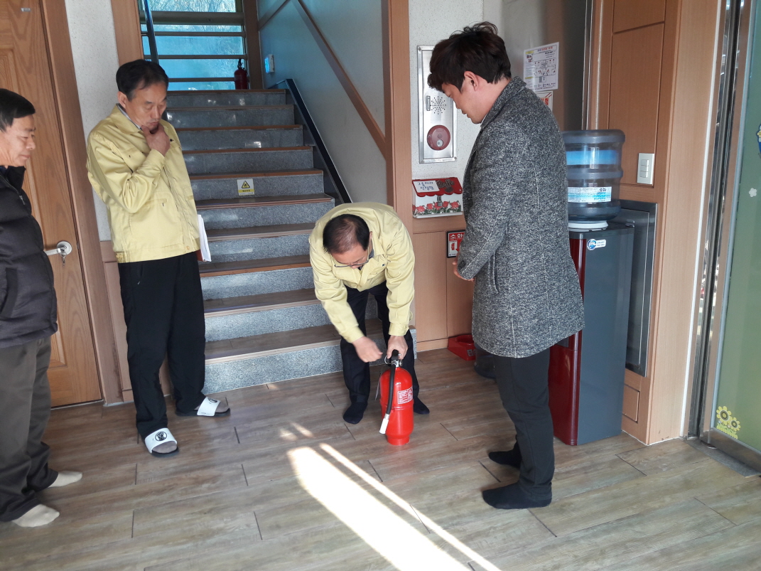 사진(11일) 박여종 서천부군수, 재난취약시설 점검 나서(박여종 부군수가 이용객이 많은 재난취약시설 점검에 나섰다) (2)