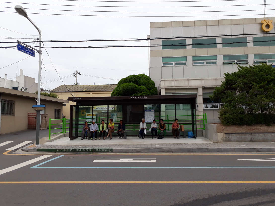 사진(15일) 서천군, 버스승강장 온열의자 추가 설치 '박차' (지난해 온열의자 설치된 버스승강장 모습)