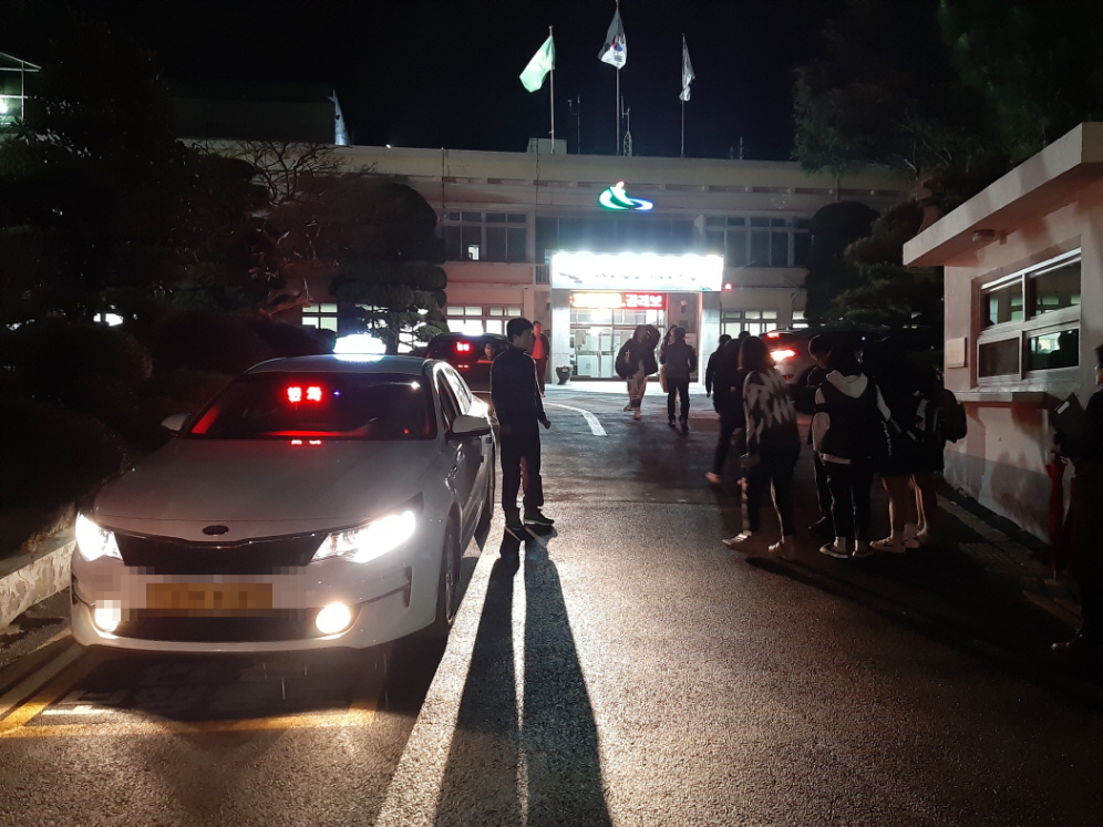 사진(12일) 서천군, 올해도 학생 하굣길 책임지는 안심택시 운행지원(서천여고학생들이 야간자율학습 후 택시를타고 귀가하는 모습)