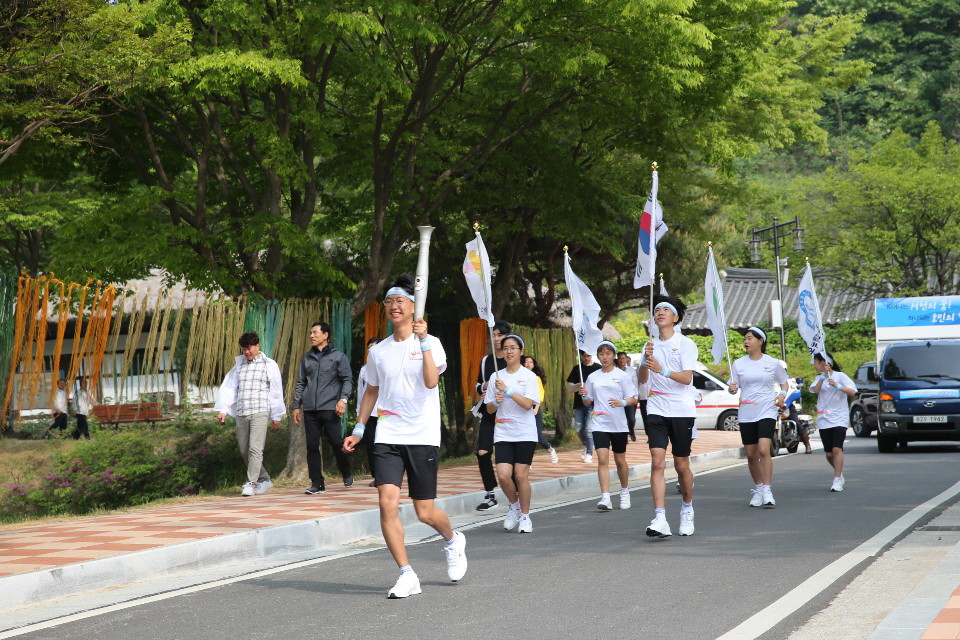 사진(15일) 제71회 충남도민체전 도민 화합의 불 '활활' (최초주자 서천군 육상 꿈나무 '김진형' 학생)