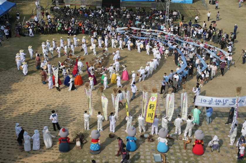 사진(20일) 서천군, 올해로 30주년 맞이한 한산모시문화제 다음달 7일 개최 (지난해 축제서 펼쳐진 거리퍼레이드 모습).JPG