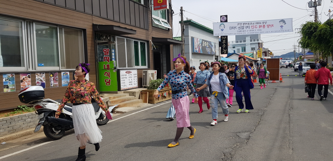 사진(3일) 서천군, 장항 6080 뉴트로 여행 만끽 축제 성료(맛나로 가요제 사전 공연팀의 6080의상 퍼레이드).JPG