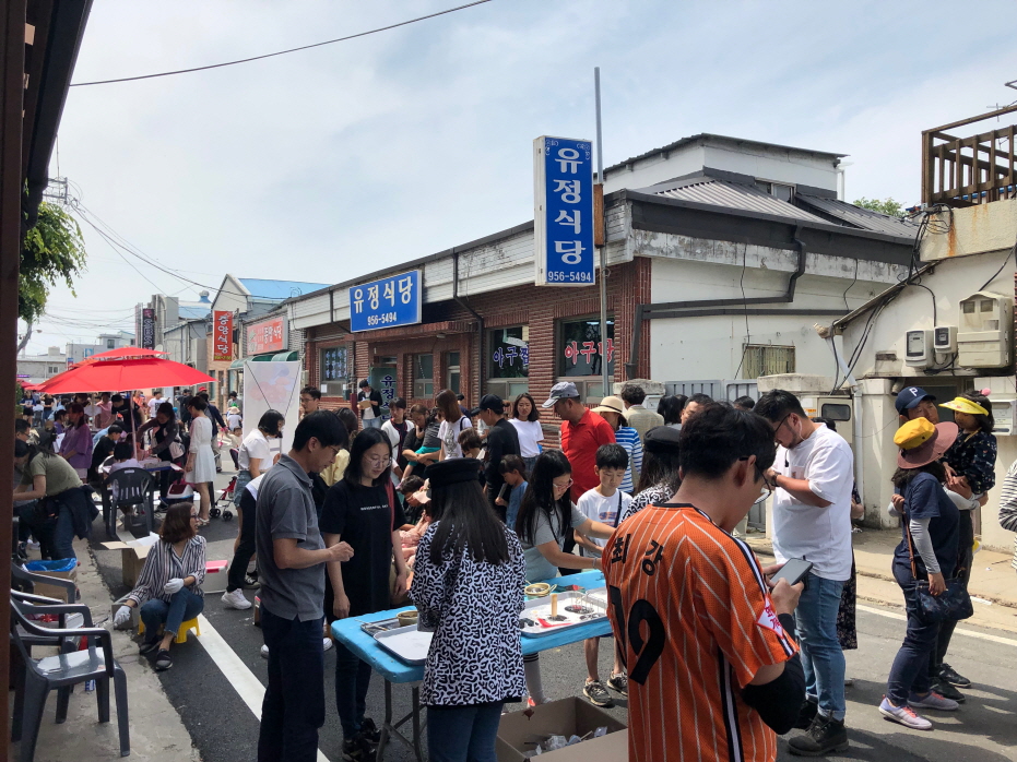 사진(3일) 서천군, 장항 6080 뉴트로 여행 만끽 축제 성료(골목놀이터에서 축제를 즐기는 관광객).JPG