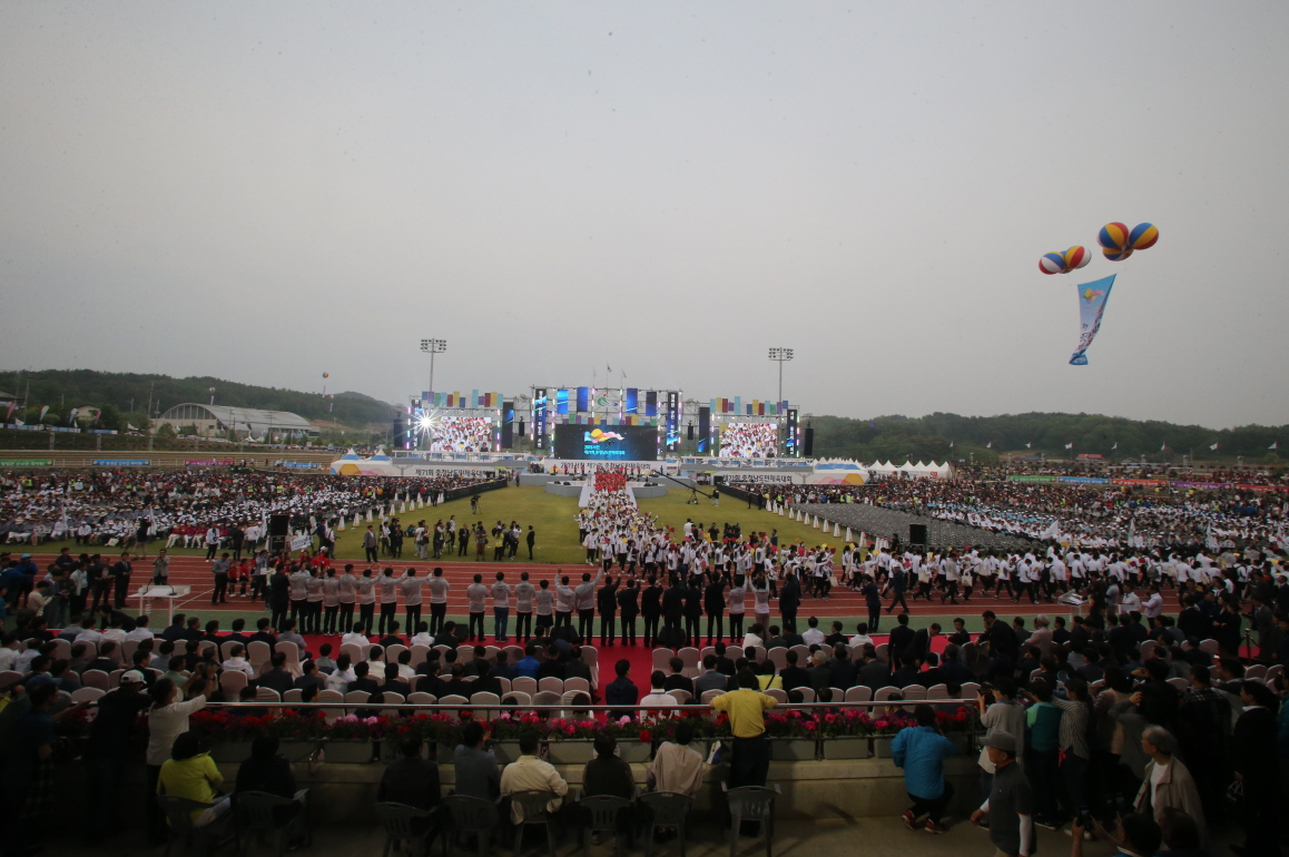 사진(12일) 서천군, 제71회 도민체전 전반 경제효과 311억 원(지난 5월 16일 열린 제71회 충남도민체전 개회식 모습).JPG