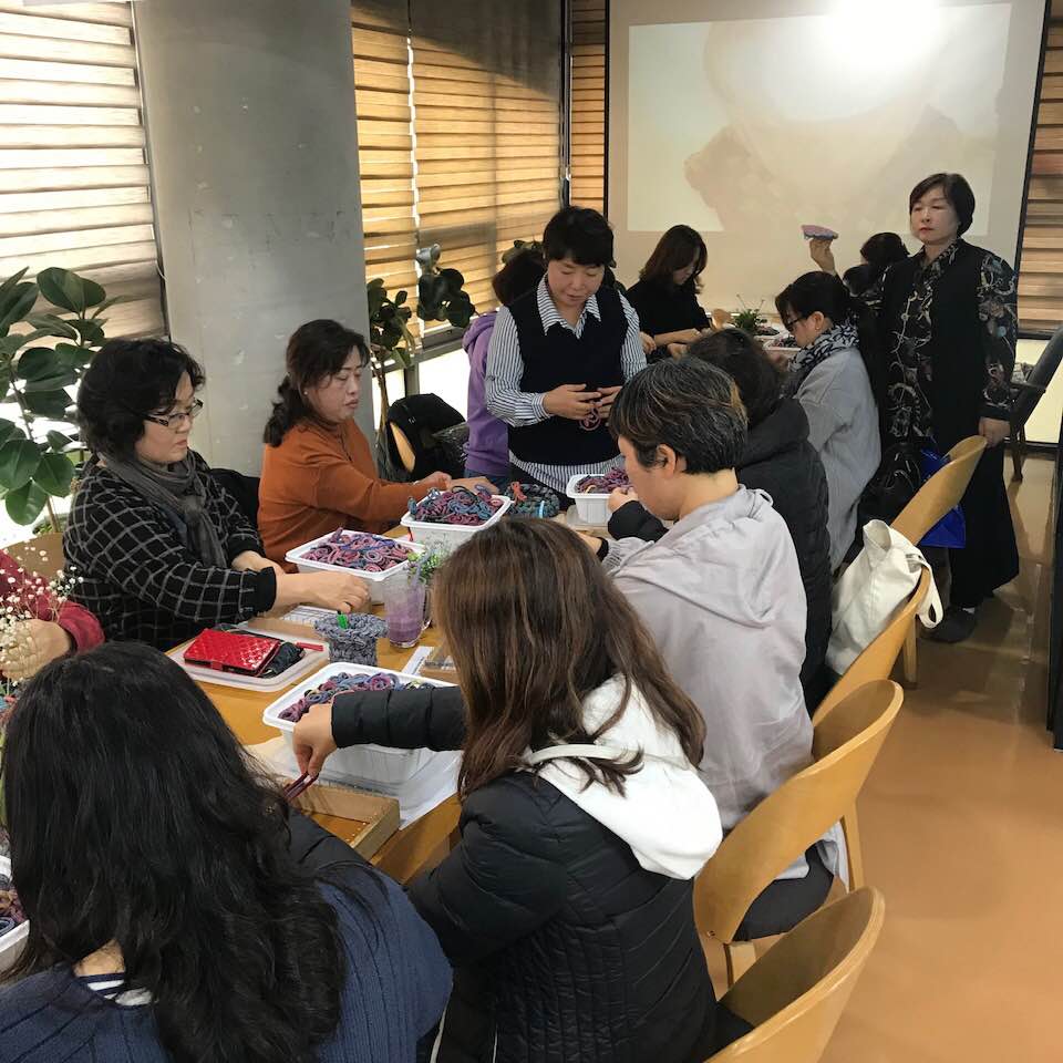 (22일) 서천군, 업사이클링 지도사 양성과정 작품전시회 개최(업사이클링 교육 모습)