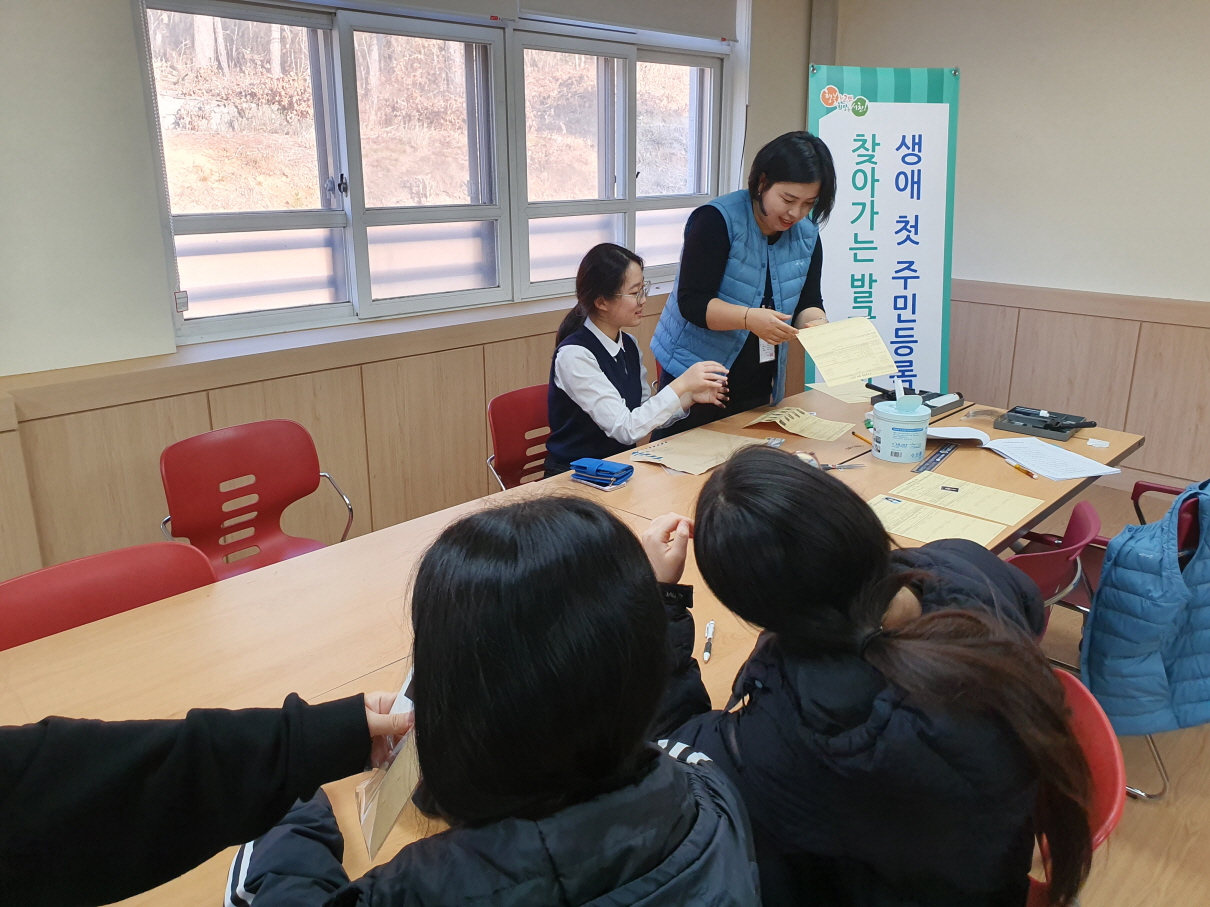 [크기변환](24일) 서천군, ‘생애 첫 주민등록증 찾아가는 발급서비스’ 실시(서천여자고등학교 발급 모습)