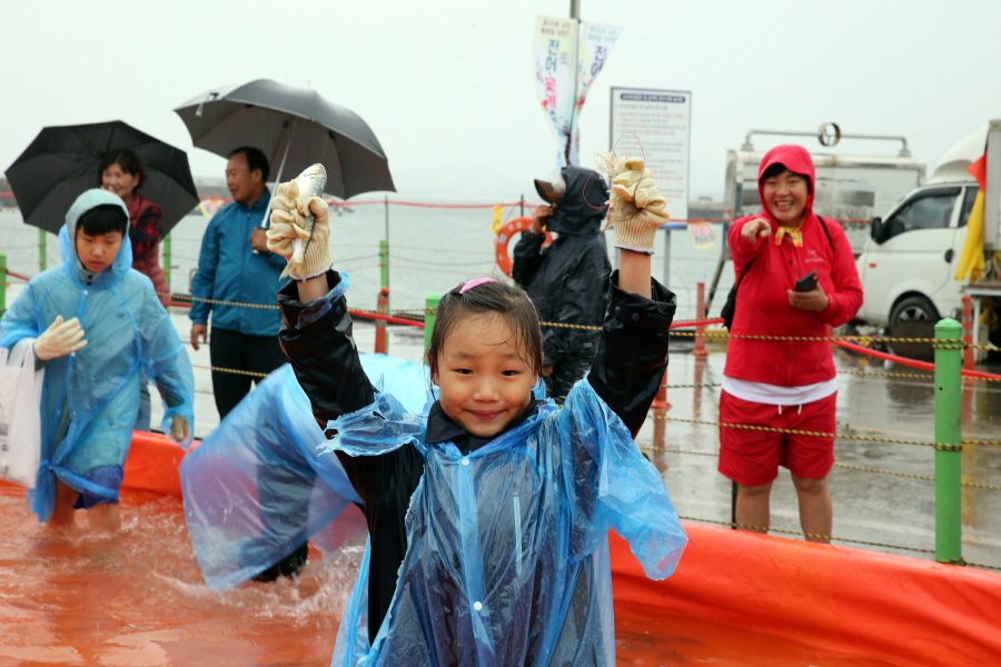 [크기변환](14일)2020년, 서천군 축제로 휴가 일정 잡아볼까 (7, 전어 맨손 잡기 체험)