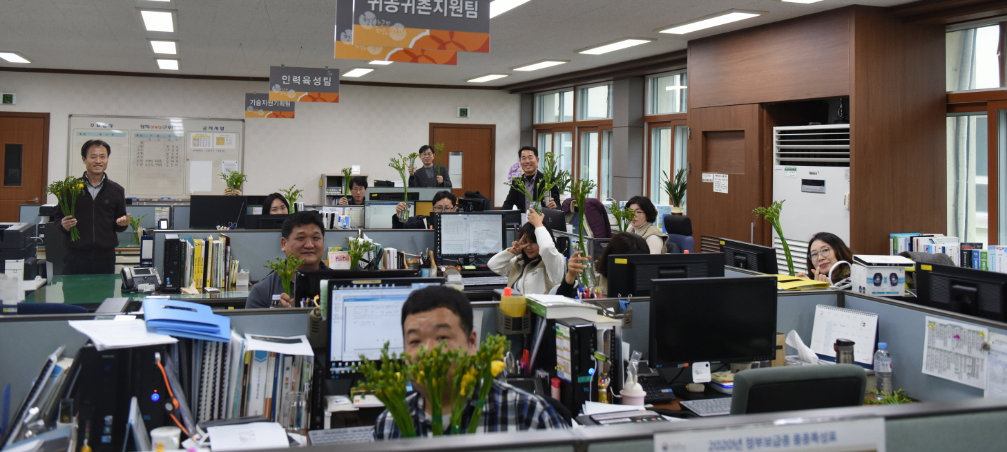 [크기변환](12일) 서천군, 꽃 소비 촉진 ‘원테이블 원플라워’ 캠페인 펼쳐.JPG
