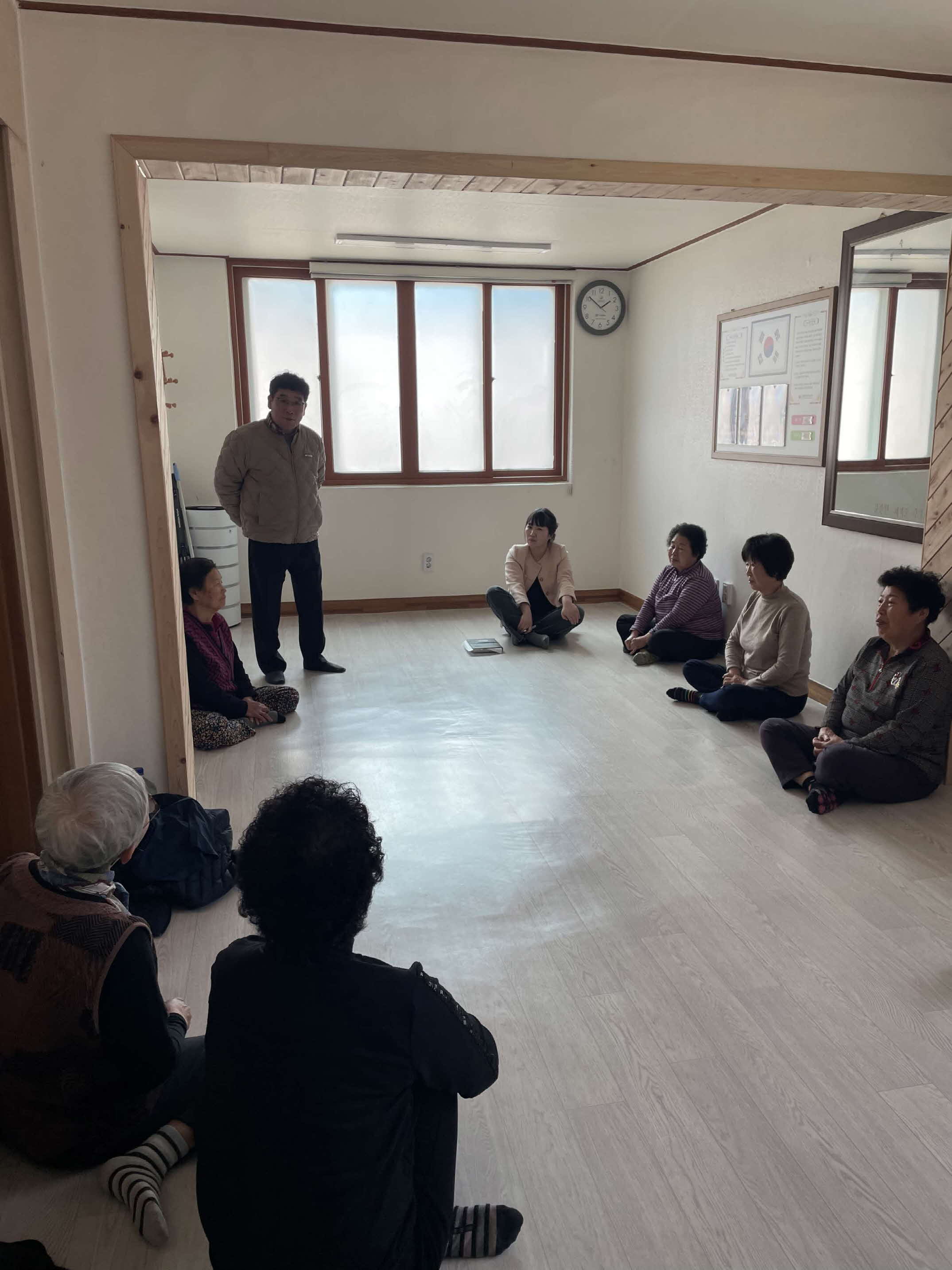 8. 조대현 문산면장, 경로당 방문해 어르신들과 소통
