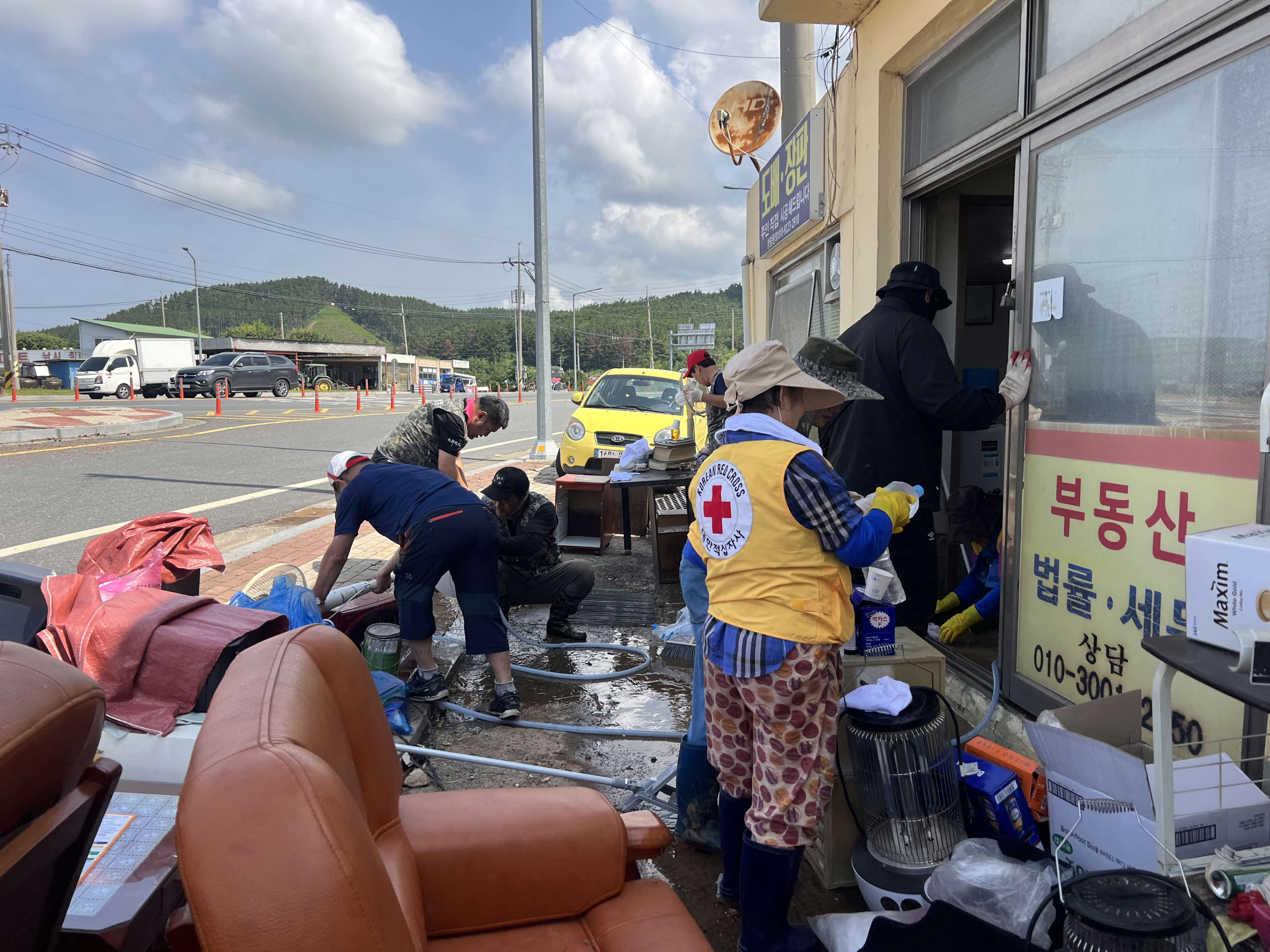 4. 서천군자원봉사센터, 비인면 수해 복구 자원봉사 구슬땀