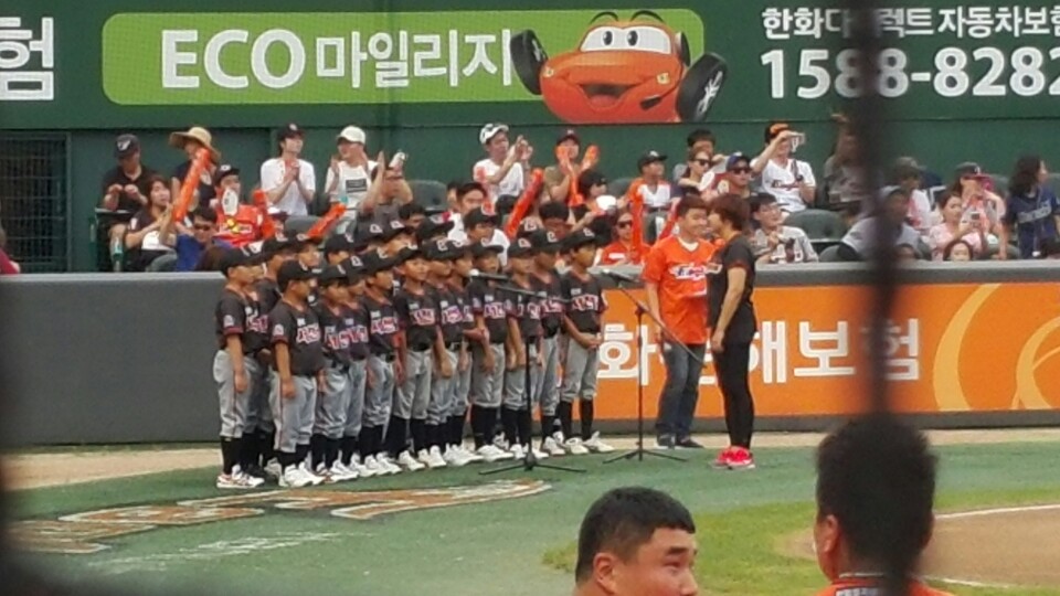 서천군리틀야구단, 한화이글스 홈경기 앞서 애국가 불러